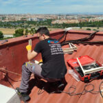 Instalación aparatos de aire acondicionado en tejados de viviendas
